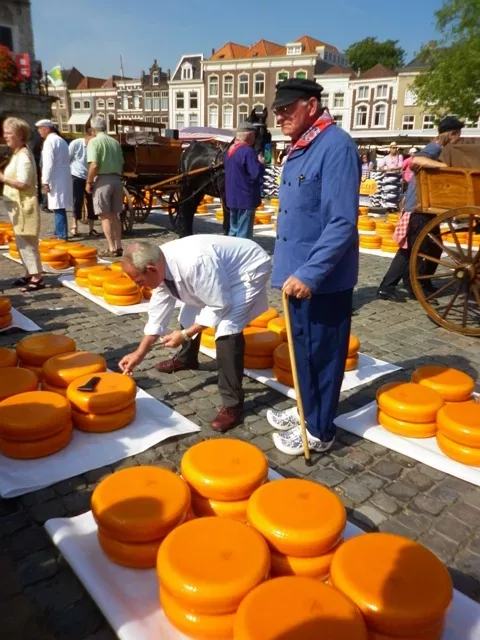 Inspección de quesos en el mercado de Gouda.