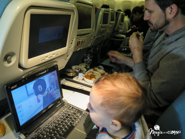 consejos para viajar en avión con niños pequeños