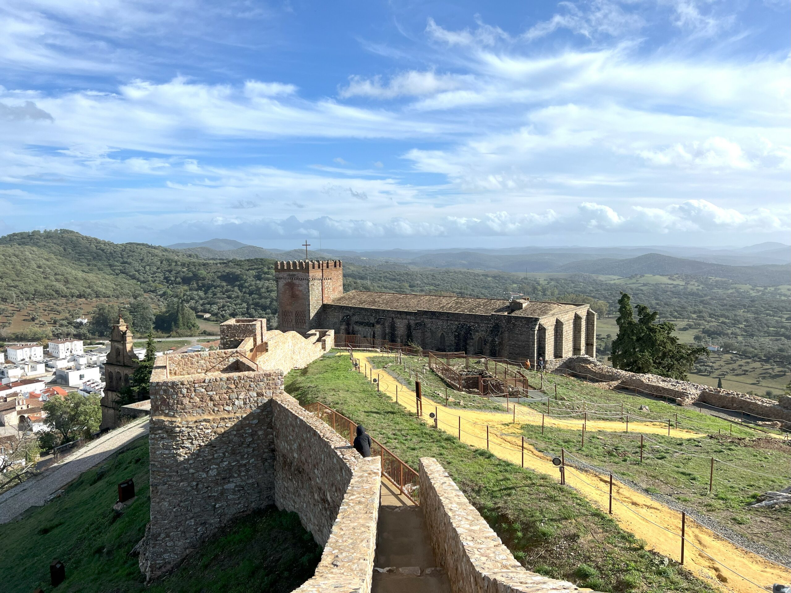 Vista de la muralla del castillo de Aracena