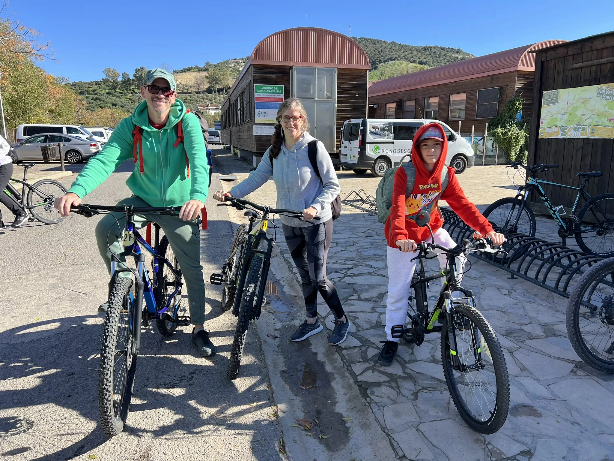 via verde de la sierra con niños