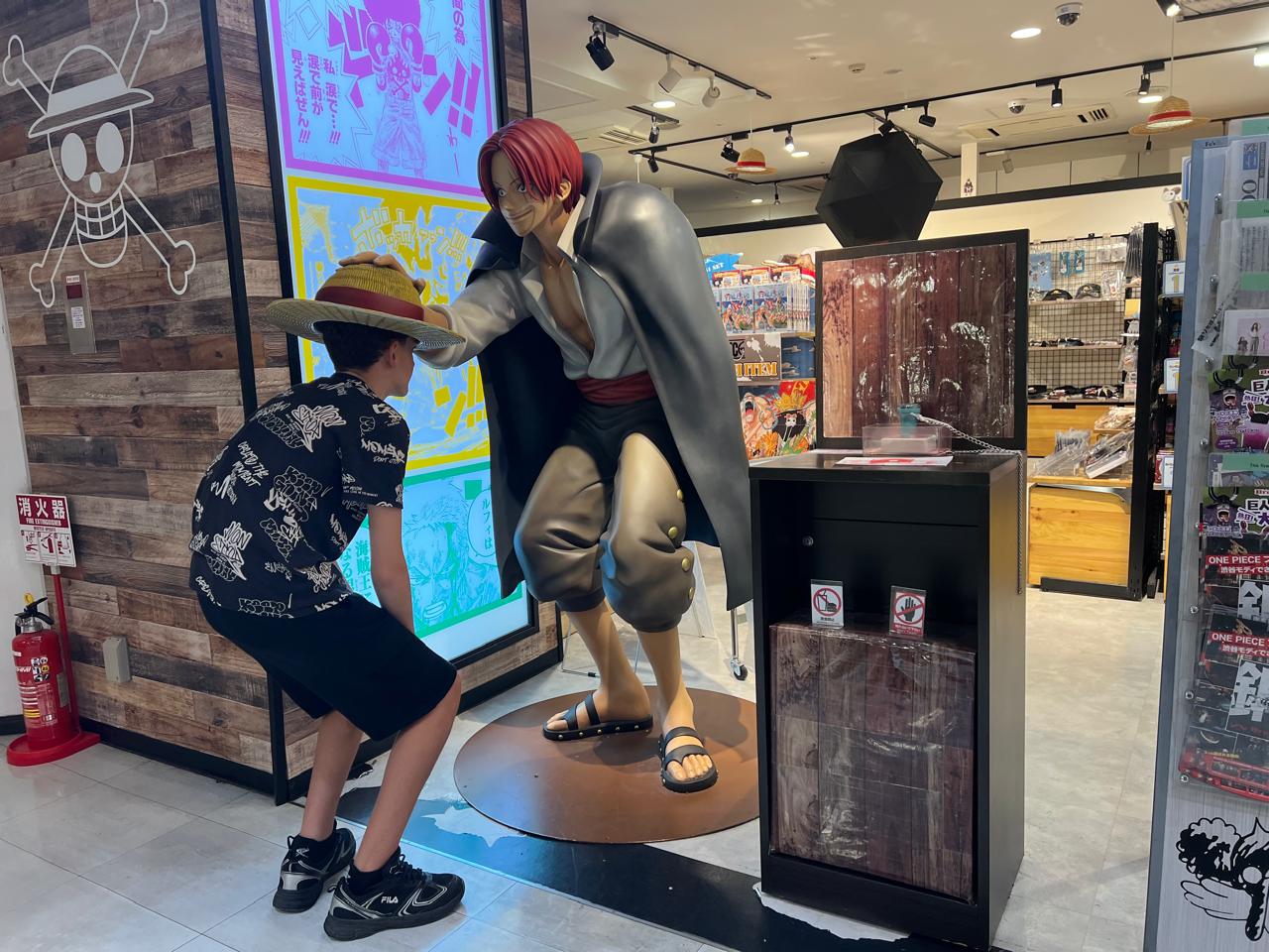escultura de Shanks en tokio con adolescentes