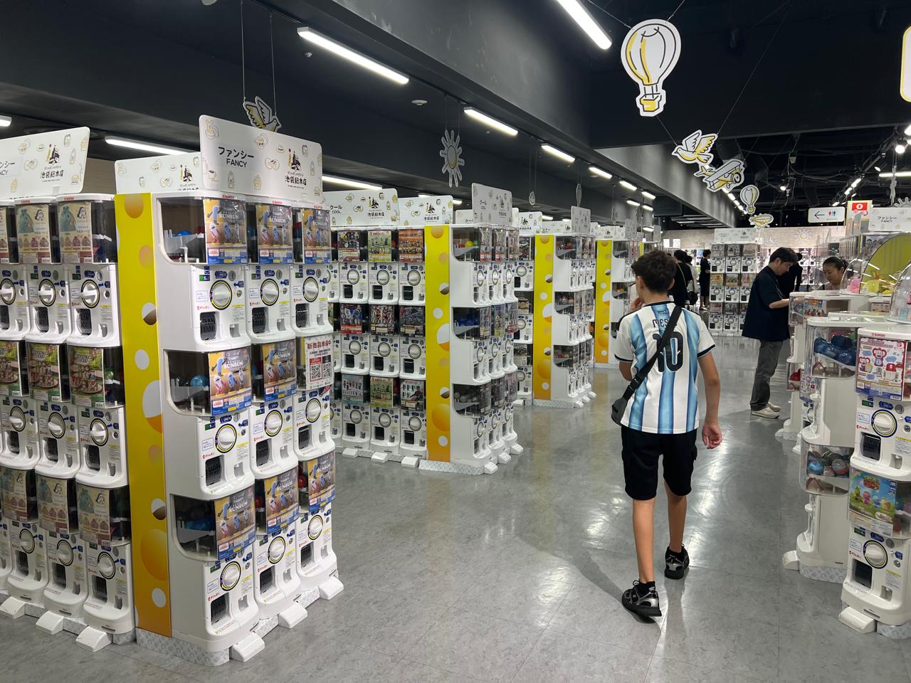 japon con adolescentes gachapones 